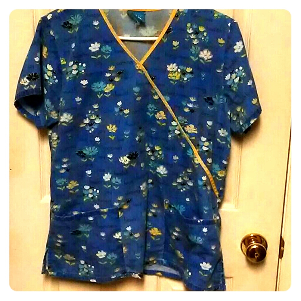 HQ scrub top M